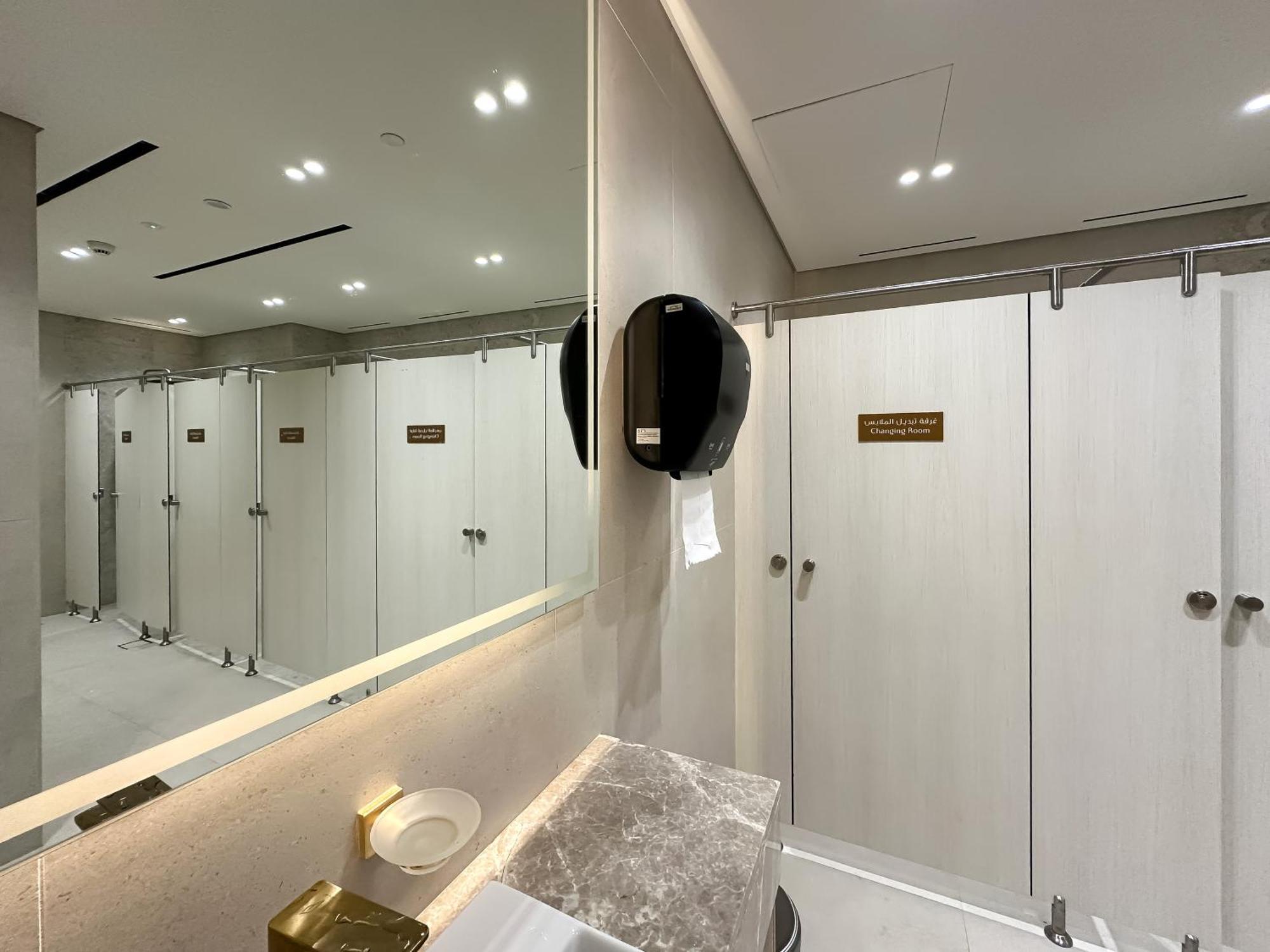 Trophy-cultivate Retreat With Statement Design Apartment *